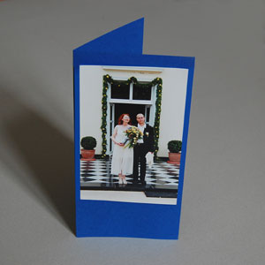 blaue Gl&uuml;ckwunschkarten mit aufgeklebtem Hochzeitsfoto
