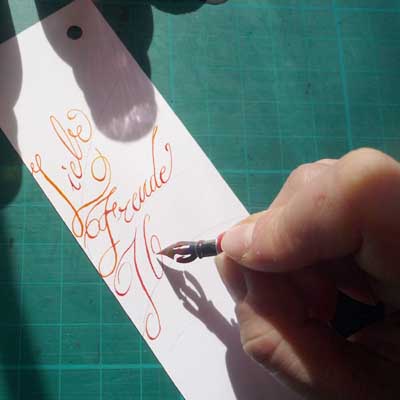 Susanna Cardellis Hand beim Schreiben, Kalligrafie