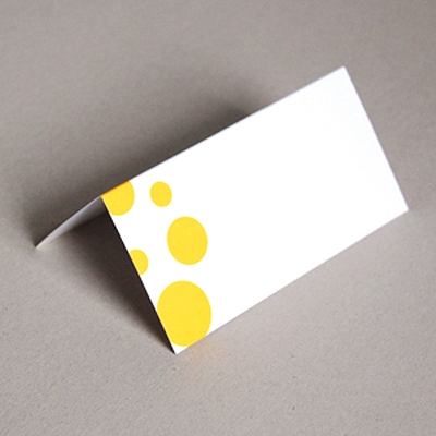 Design-Tischkarten mit orangenen Punkten