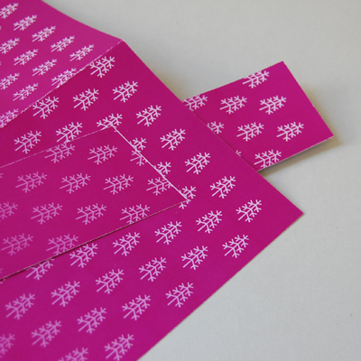 Weihnachtsbäume, lilae Weihnachtskarten mit eingestecktem Lesezeichen