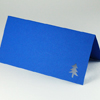 blaue Weihnachtskarten mit ausgestanztem Tannenbaum