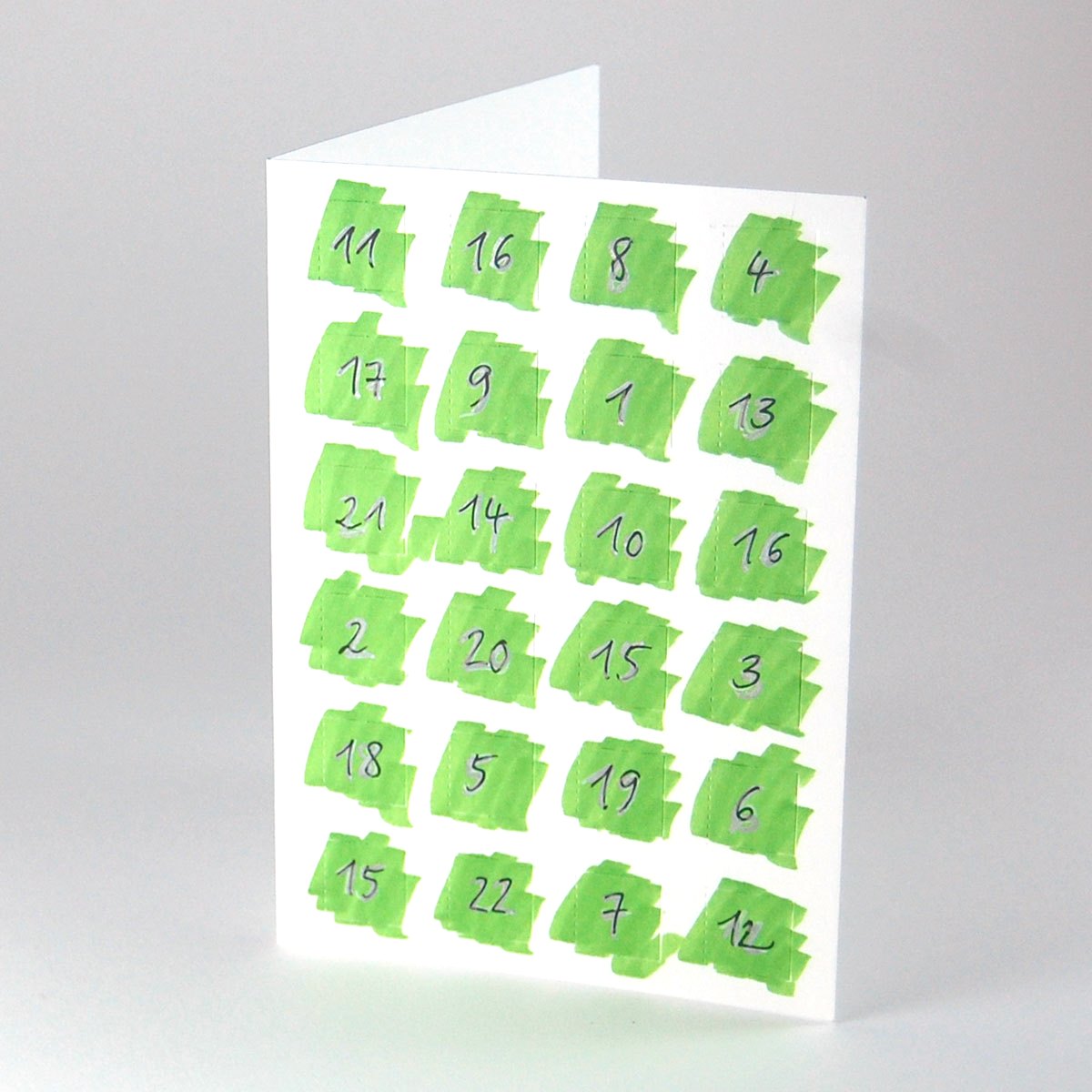 Recycling-Advenstkalender selbst bemalt, vorgestanzte Fenster
