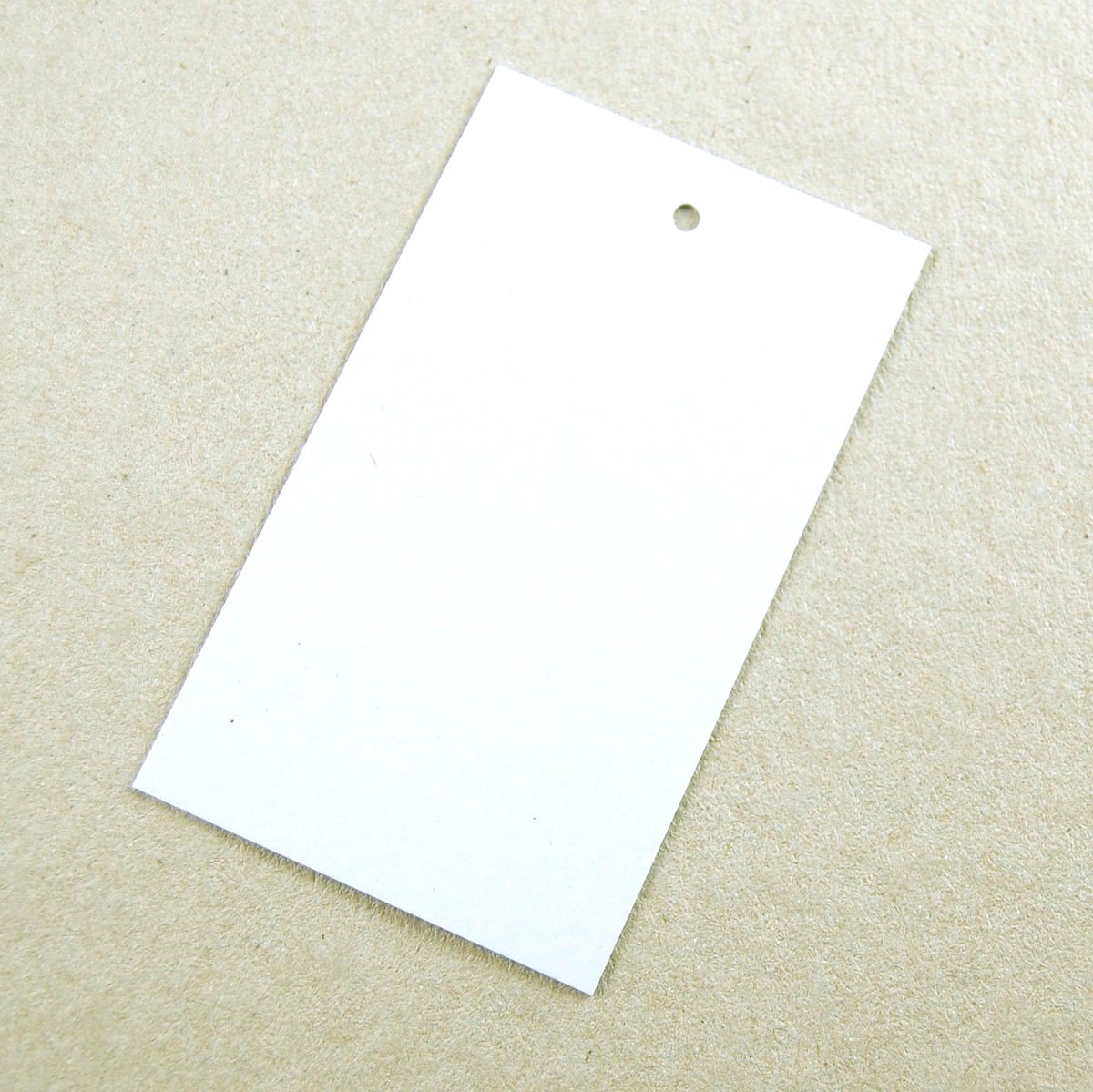 weiße Blanko-Geschenkanhänger mit Lochung, Recyclingkarton