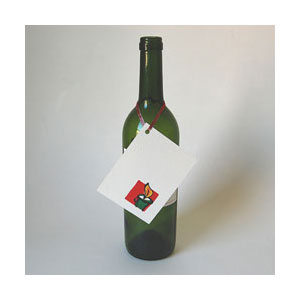 Weinflasche mit Weihnachts-Geschenkanhänger