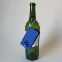 Weinflasche mit Geschenkanhänger