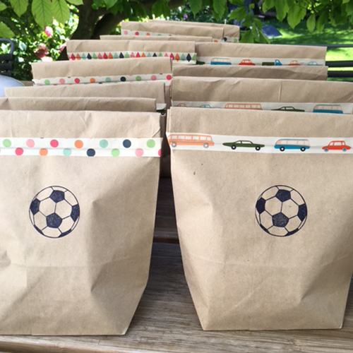 Fußball-Stempel: stempeln Sie die Fußbälle auf Geschenkpapier, Postkarten, Servietten...