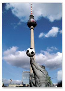 Doppelspitze. Berliner Fernsehturm mit Fußball, aus der Serie: Berlin am Ball.