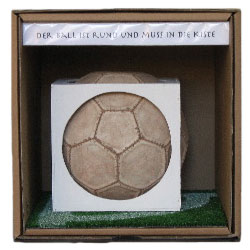 Recycling. Der Ball ist rund und muss in die Kiste