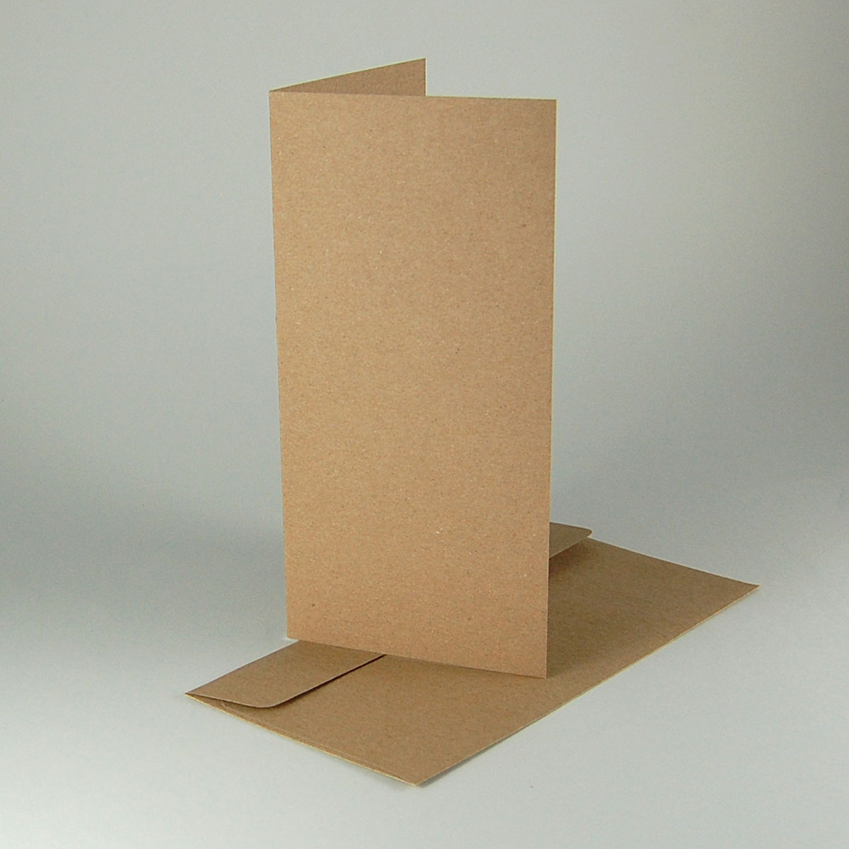 braune Recycling-Klappkarten mit braunen Recyclingumschlägen