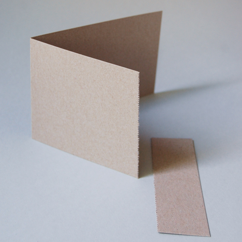 Blanko-Klappkarten aus sandfarbenem Recyclingkarton mit Perforation zum Abreißen