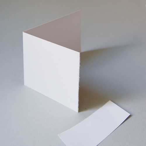 perforierte Blanko-Klappkarten aus weißem Recyclingkarton