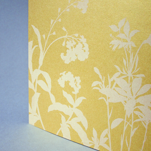 Wiese mit Blumen, edel schimmernde goldene Grußkarten aus goldenem Recyclingmaterial