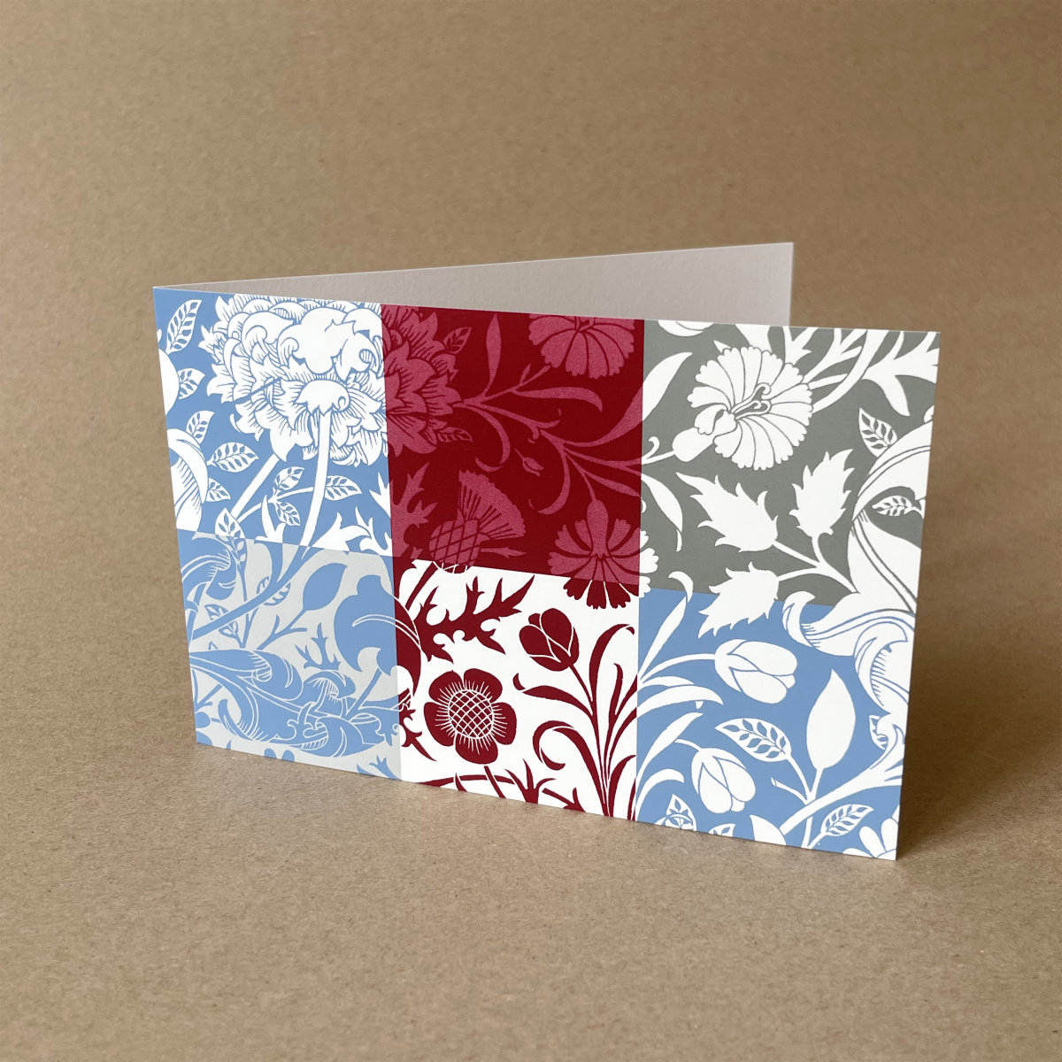 Design-Klappkarten mit floralen Ornamenten