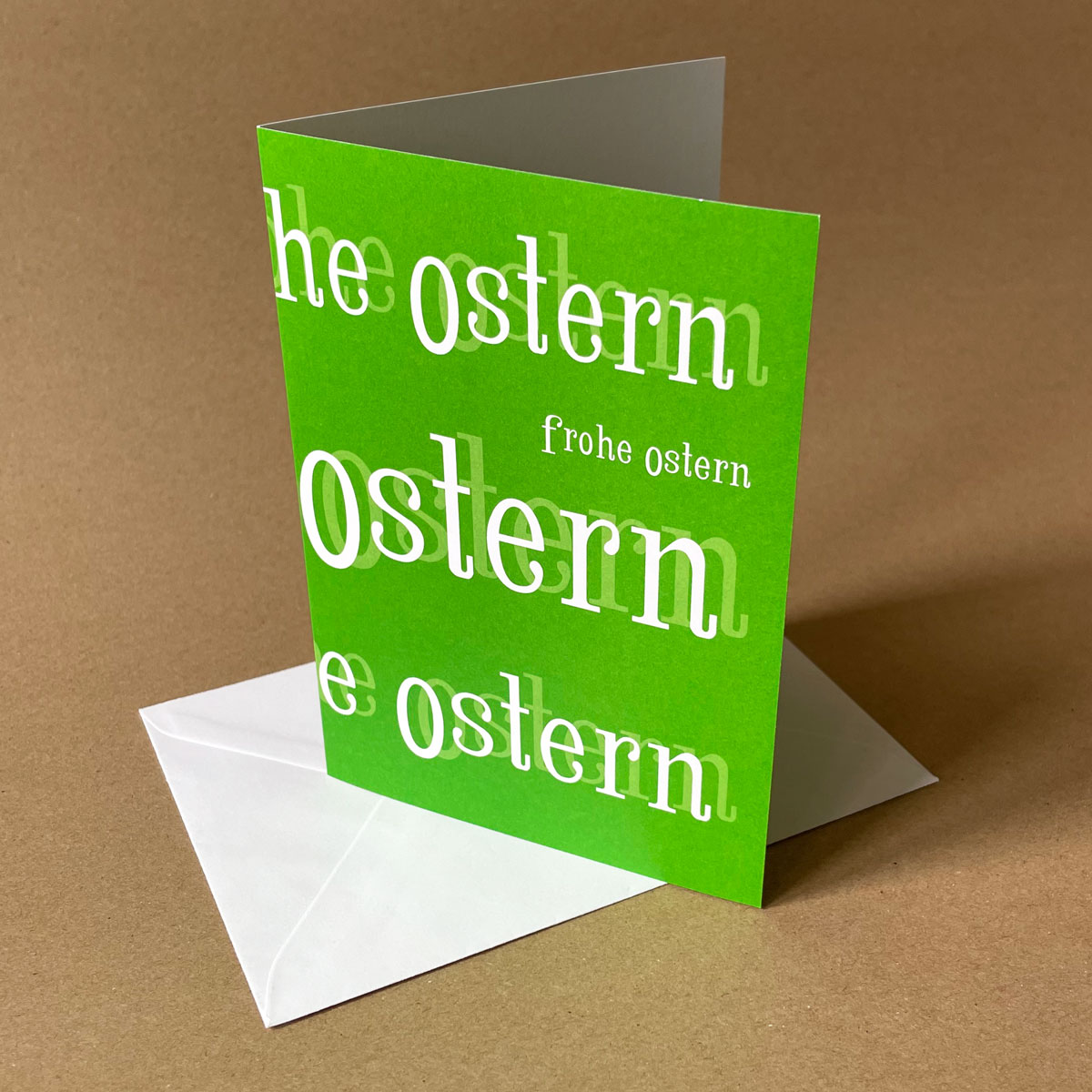 typographische Osterkarten in grün und weiß, Foto der Karte