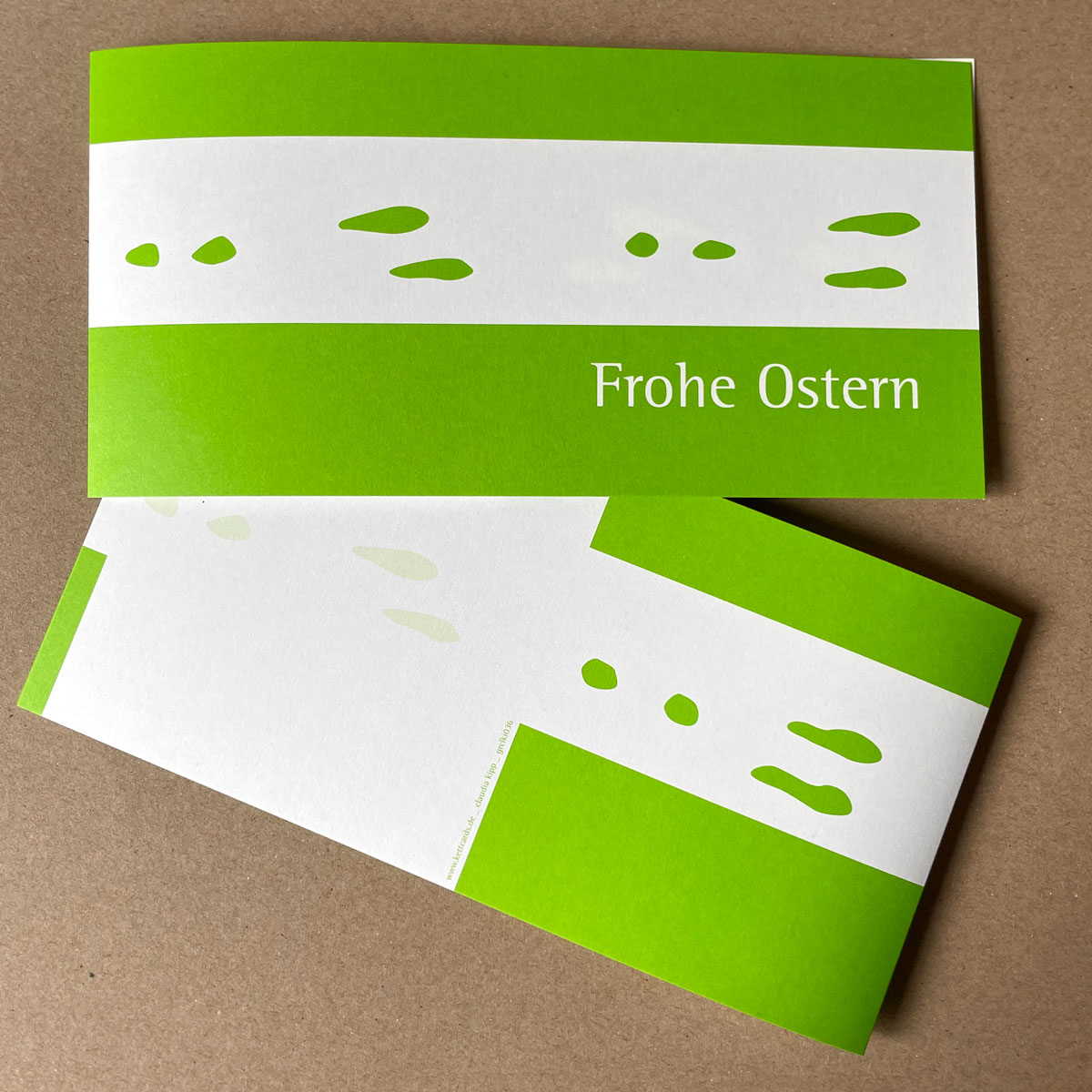 Frohe Ostern, grüne Recycling-Osterkarte mit Hasenfährte