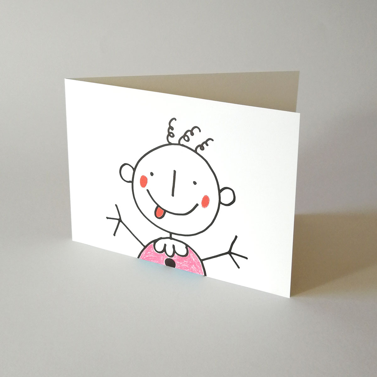 Baby mit rosa Body, fröhliche Geburtsanzeigen und Glückwünsche