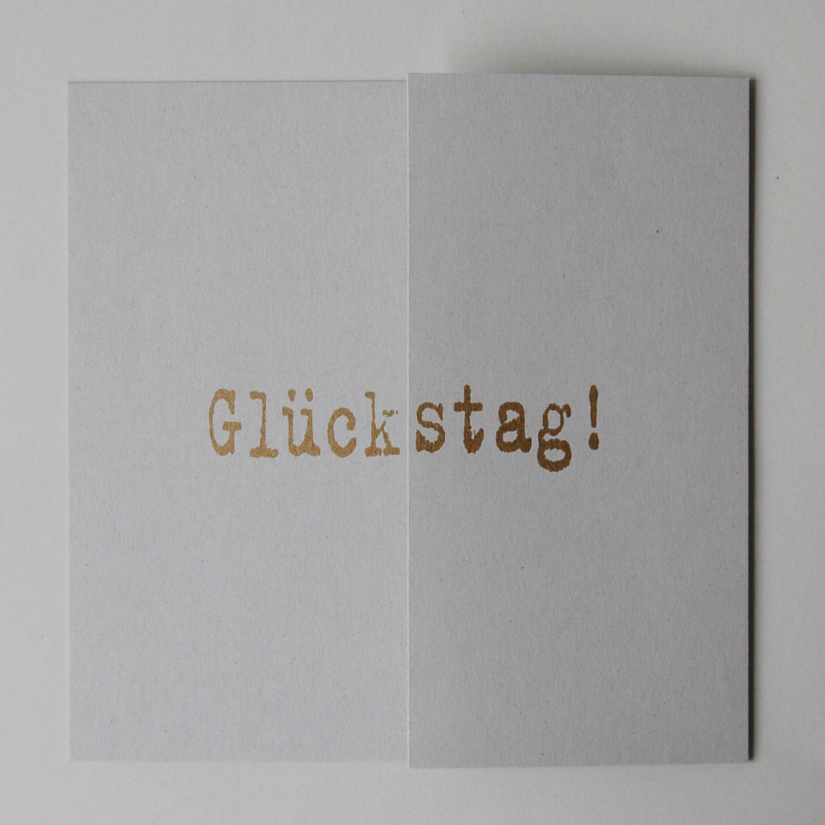 Recycling-Glückwunschkarte zugeklappt mit dem gedruckten Text: Glückstag!