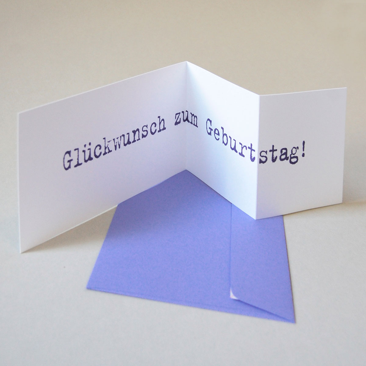 weiße Glückwunschkarten mit lila Kuverts: Glückstag!