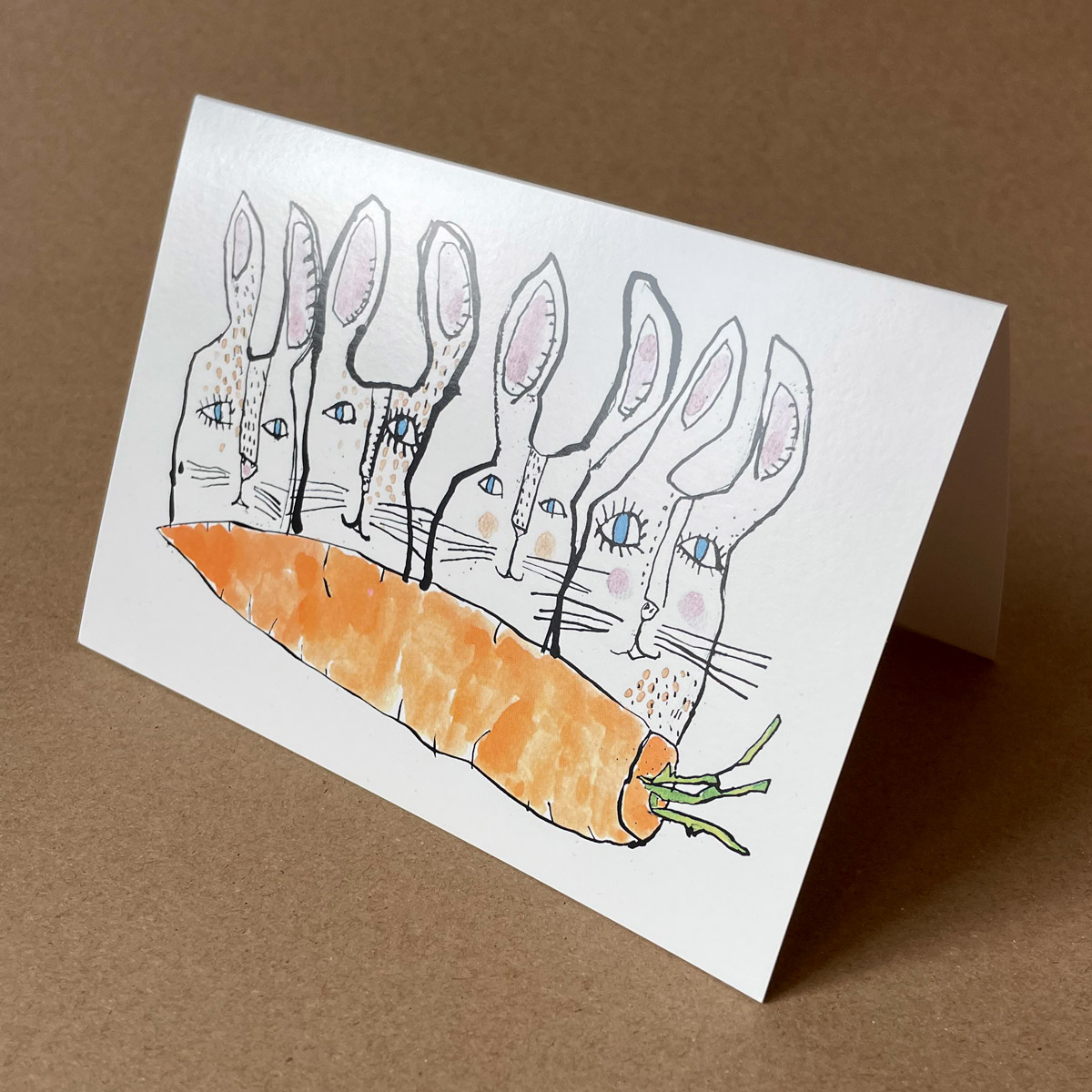 vier Hasen, eine Karotte, künstlerische Osterkarten