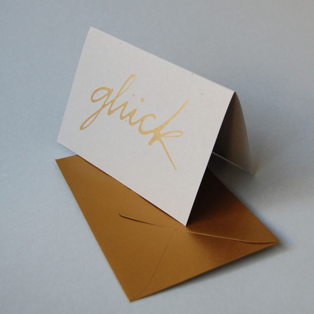 glück, Recycling-Glückwunschkarten mit goldenen Umschlägen
