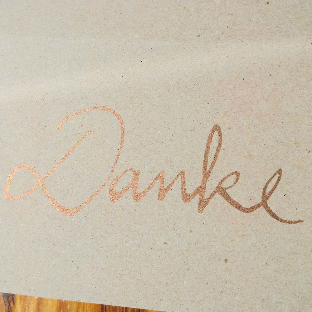 Danke, Recycling-Klappkarten mit schwungvollem goldenem Schriftzug, Detailansicht