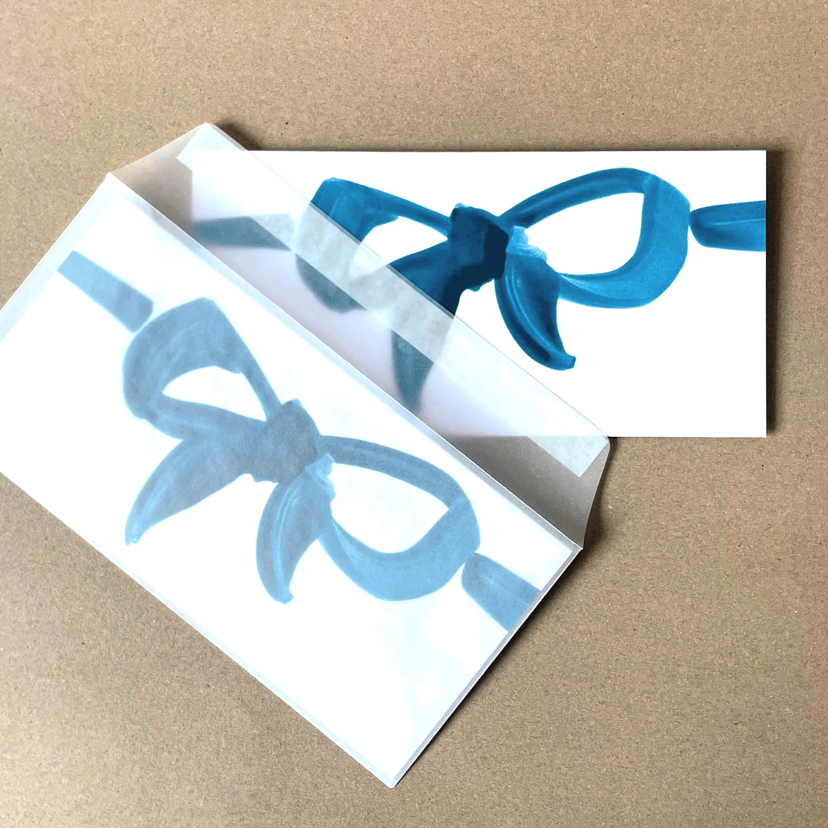 Karten mit Schleife und petrolfarbenen Umschlägen - für Gutscheine, Geschenke und Überraschungen