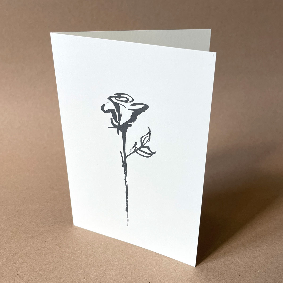 Recycling-Traueranzeigen mit einer schlichten Rose und Vordruck zum selbst Schreiben