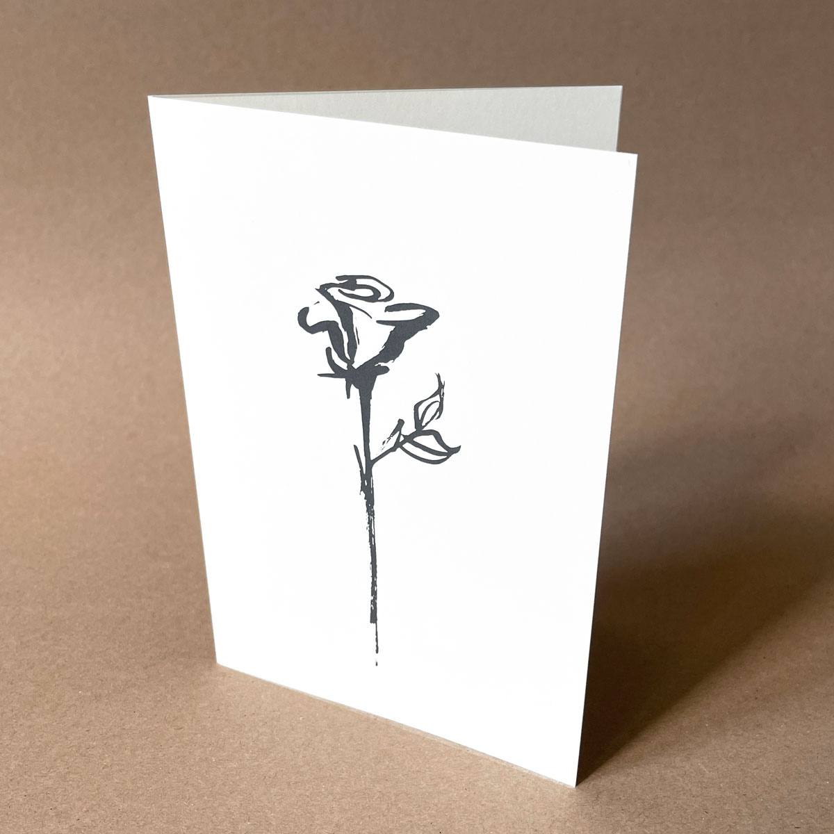 Recycling-Trauerkarten mit einer schlichten Rose