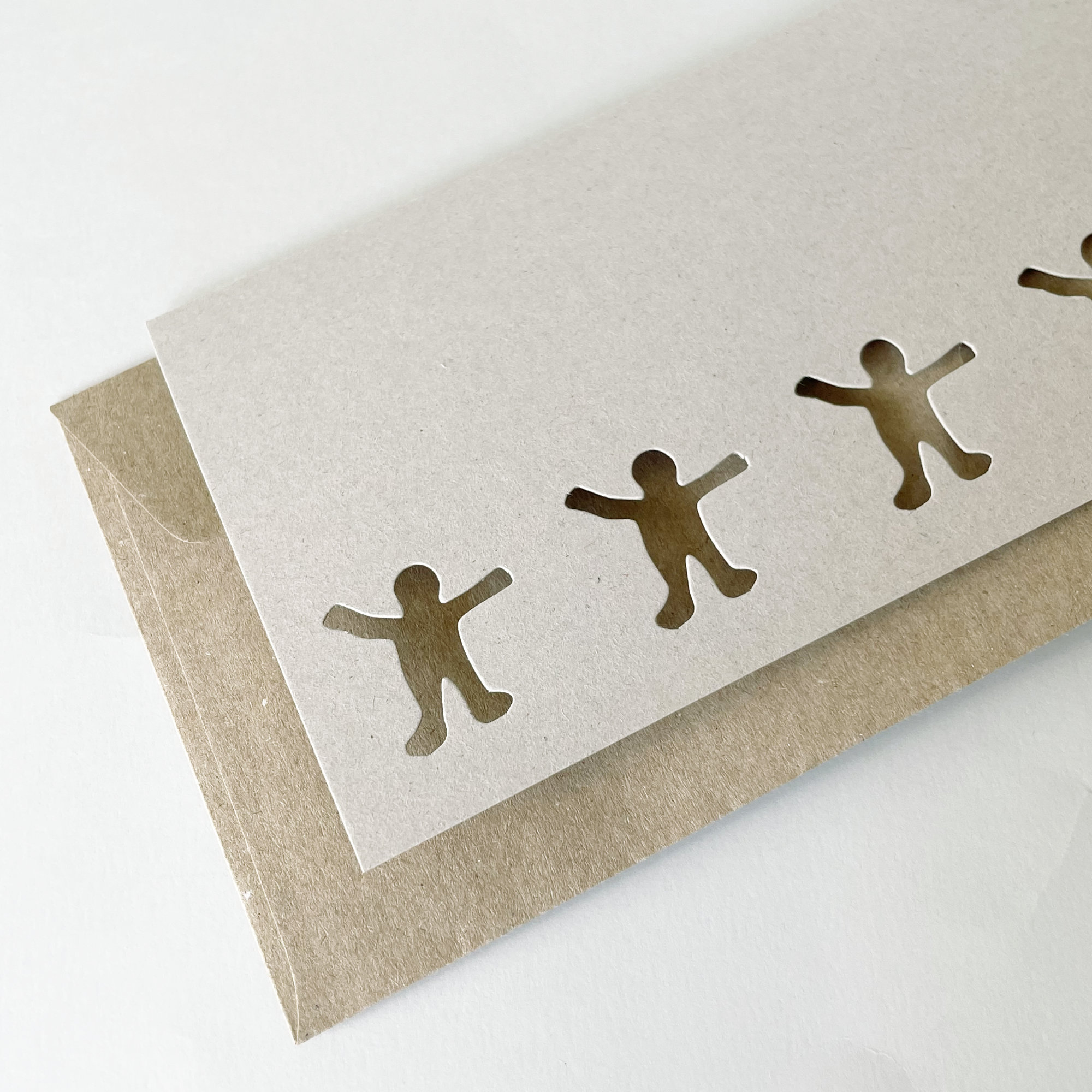 100% Recycling: Glückwunschkarten aus Graupappe mit 5 gestanzten Figuren