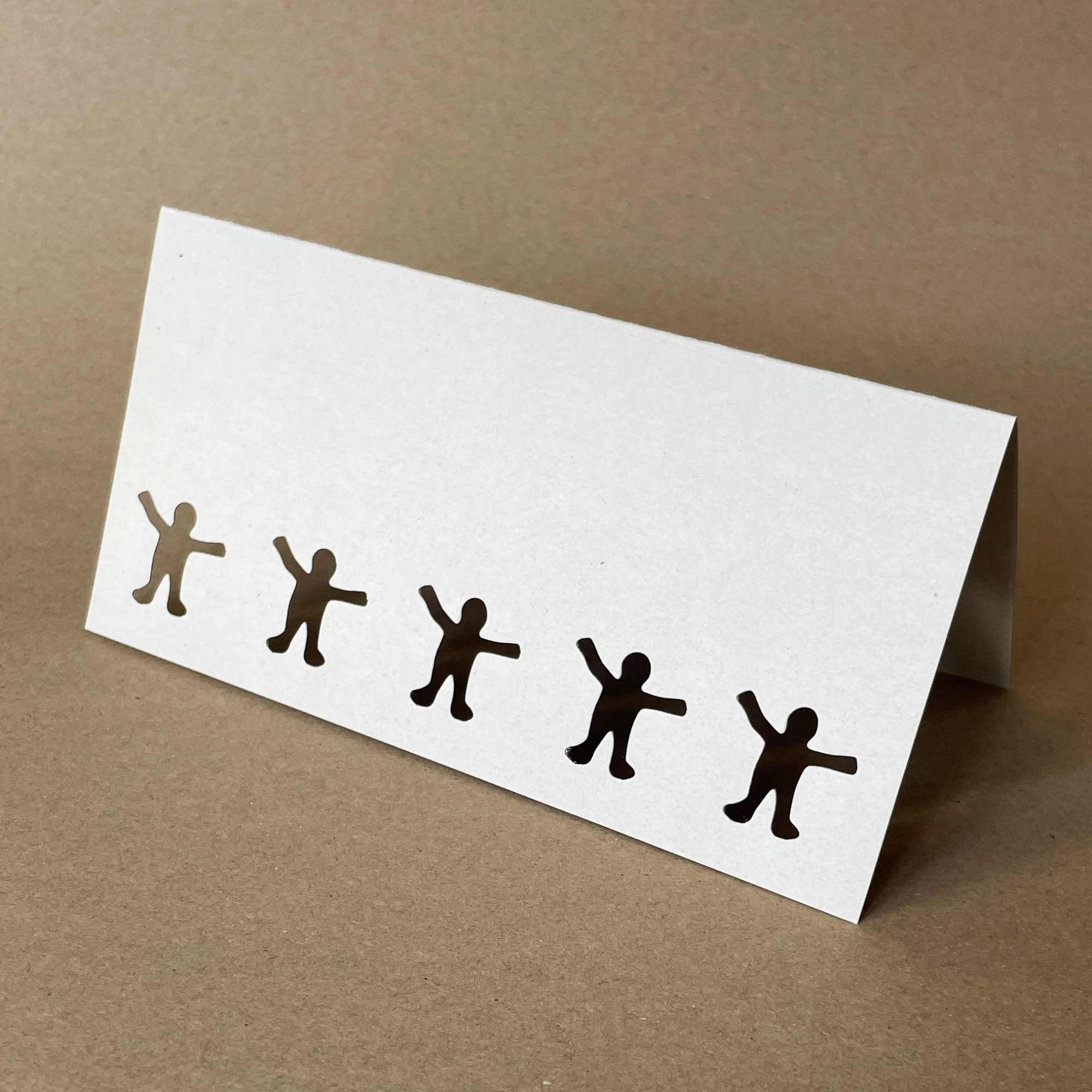 100% Recycling: Glückwunschkarten aus Graupappe mit 5 gestanzten Figuren