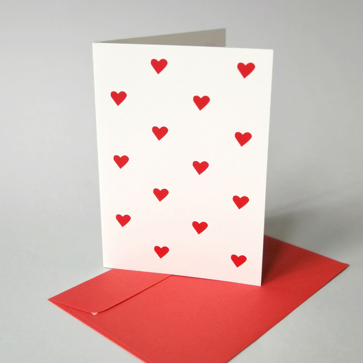 schlichte Hochzeitskarten mit roten Umschlägen