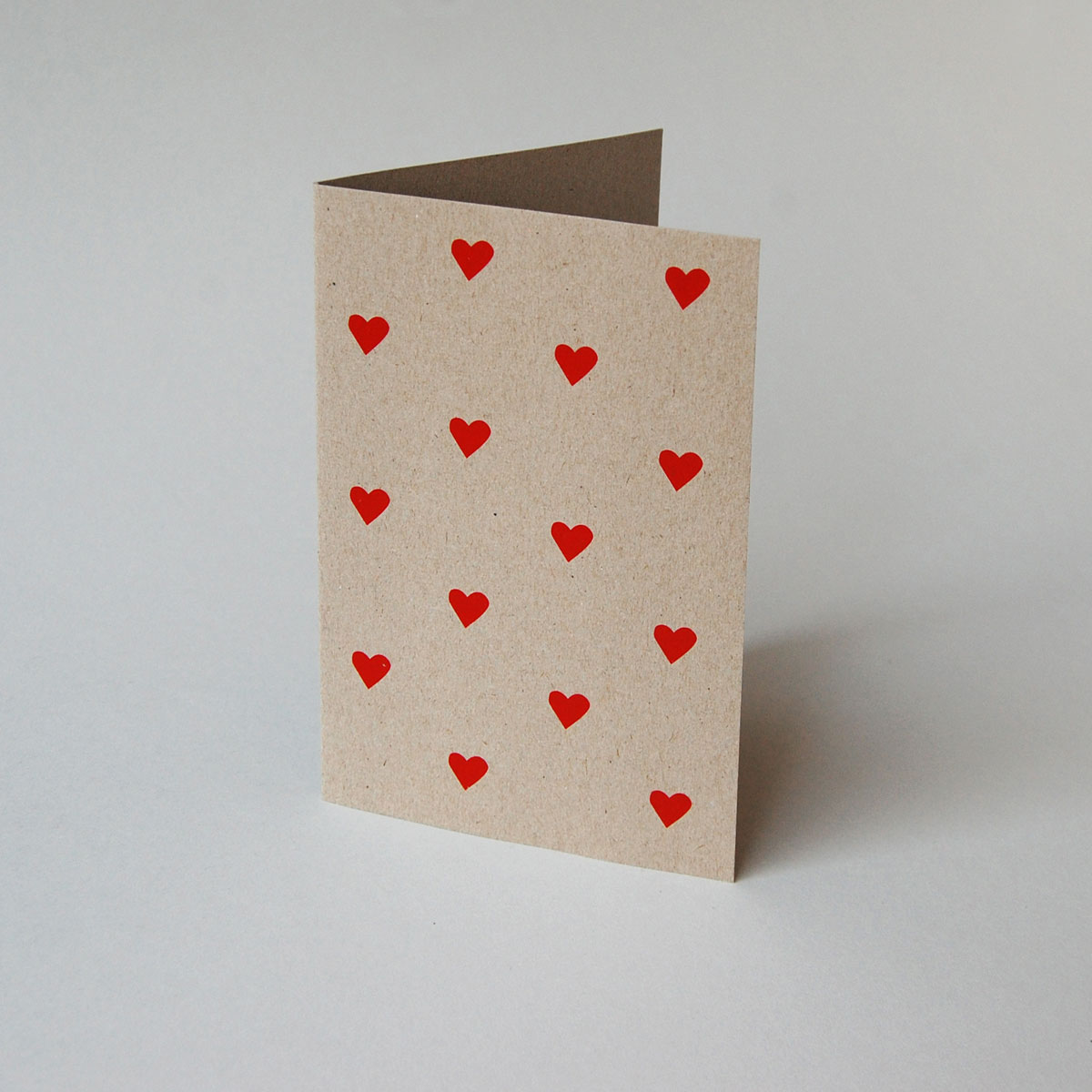 Hochzeitskarten aus umweltfreundlicher Graupappe mit roten Herzen