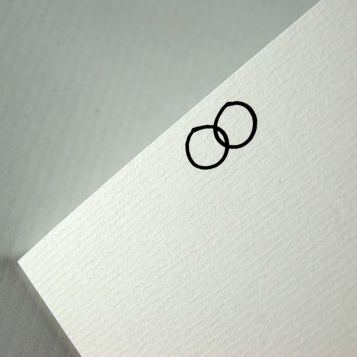 edle Hochzeitskarten mit zarter Rippung des Papiers
