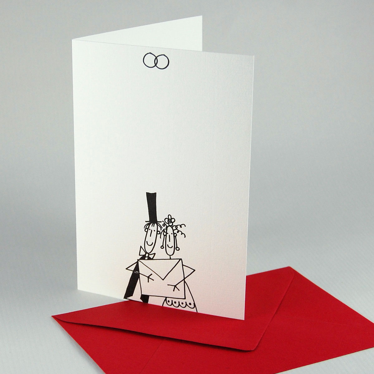 Hochzeitseinladungen mit roten Umschlägen: Braut und Bräutigam mit großem Briefumschlag