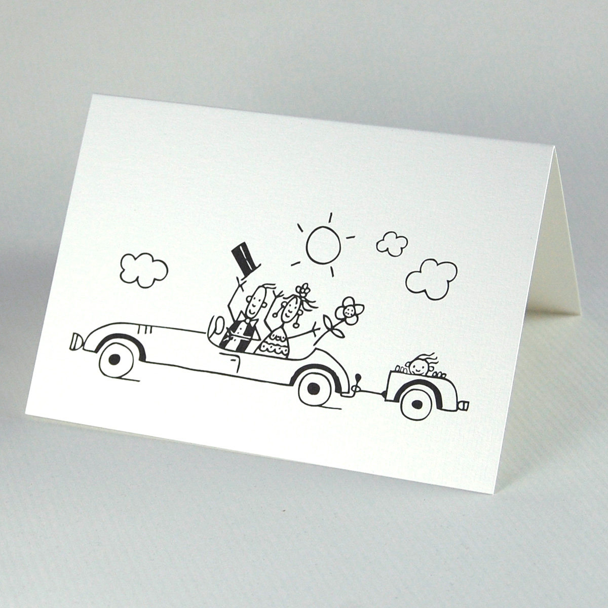 Brautpaar mit Kind im Auto, Karten für nach der Hochzeit