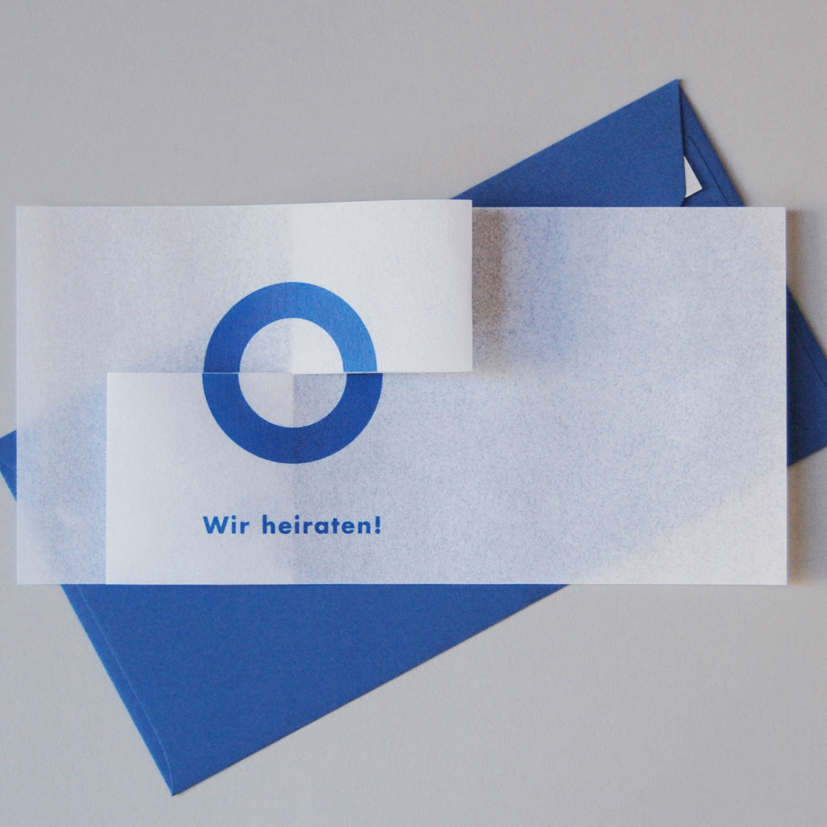 raffiniertes Design - Hochzeitskarten mit blauen Umschlägen
