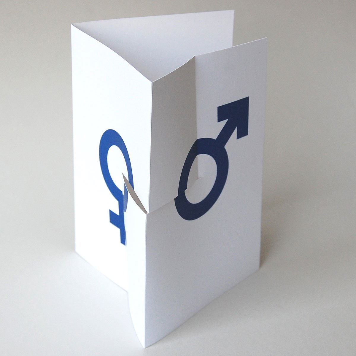 blaue Hochzeitskarten, aufgeschnappt mit Piktogrammen für Mann und Frau