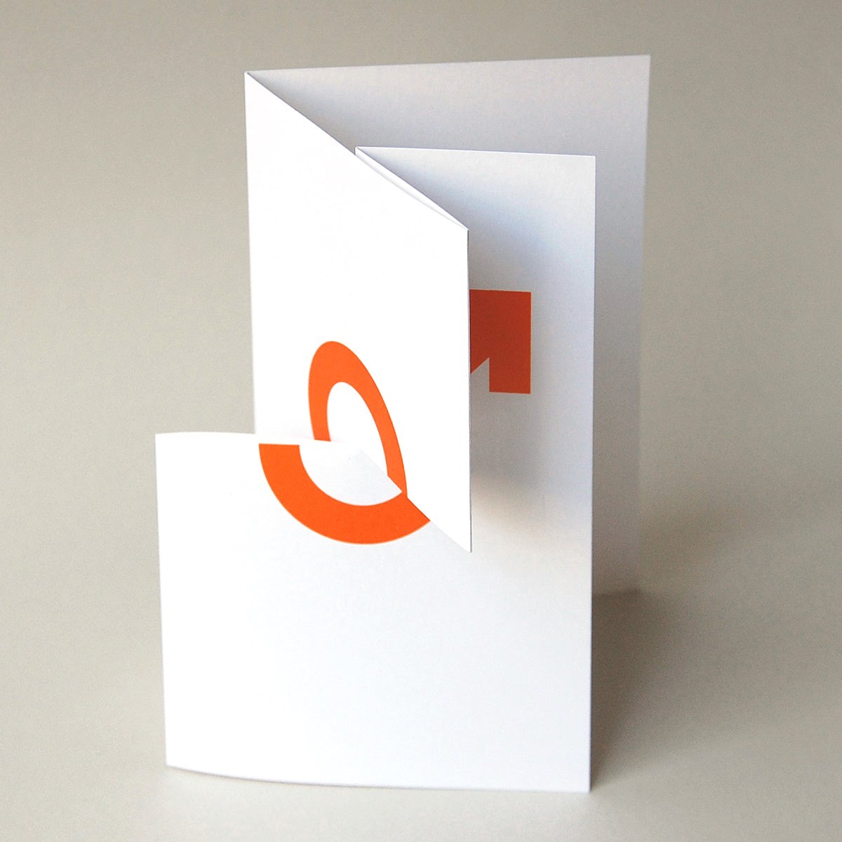 ungewöhnliche, orange gedruckte Design-Hochzeitskarten mit den Zeichen für Mann und Frau