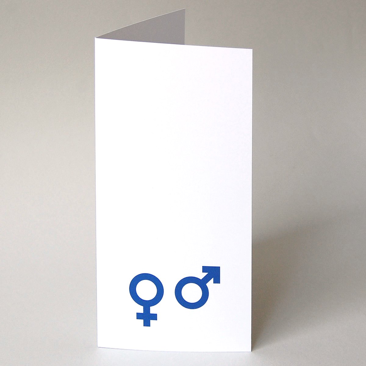 blaue Menü- und Einladungskarten mit den Zeichen für Mann und Frau