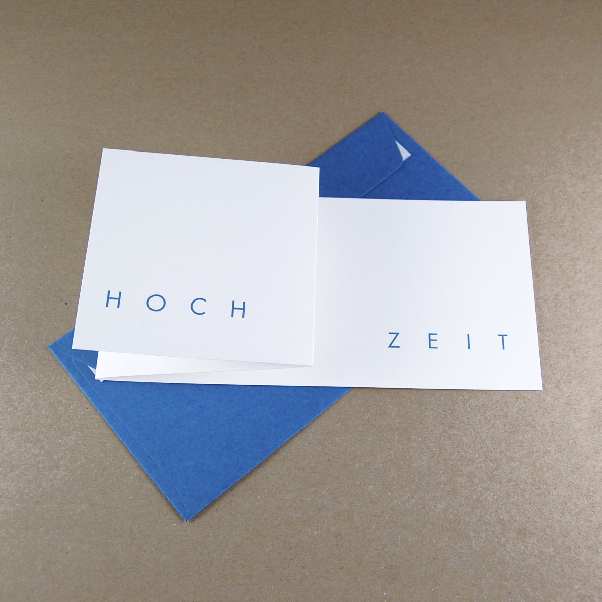 Design-Hochzeitskarten mit blauen Umschlägen