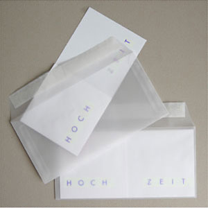 Design-Hochzeitskarten mit Transparentumschlägen