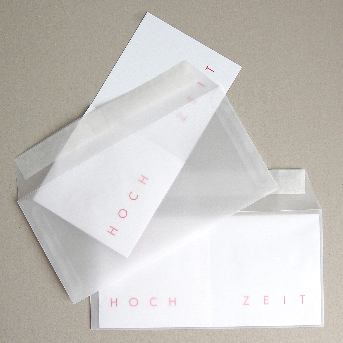 Design-Hochzeitskarten mit Transparentumschlägen