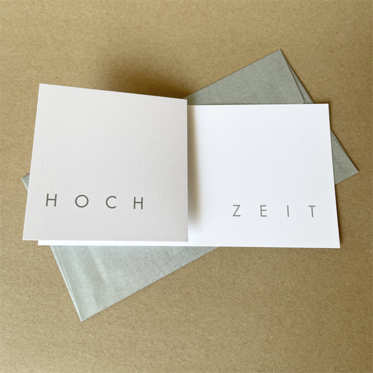 Silberhochzeit: Design-Hochzeitseinladungen mit silbernen Umschlägen