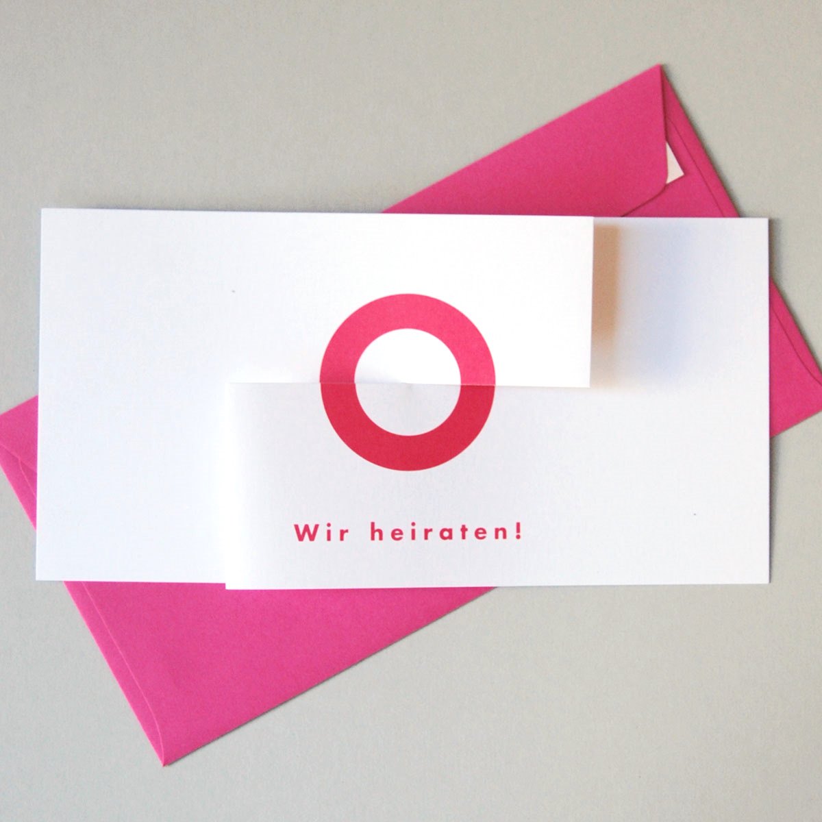 pinke Design-Hochzeitskarten mit passenden Umschlägen