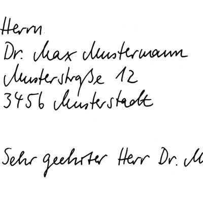 handschriftliches Adressieren von Briefumschlägen