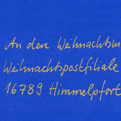 handschriftliches Adressieren von Briefumschlägen mit goldener Tinte