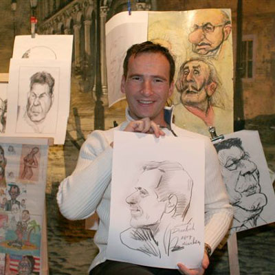 Mann mit seiner Karikatur, Schnellzeichner und Karikaturist für Veranstaltungen in Bayern