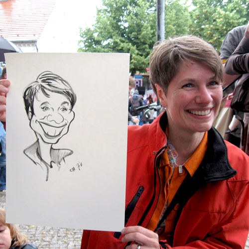 Foto einer Frau mit ihrer Karikatur, Portraitkarikaturen bei Berliner Festen