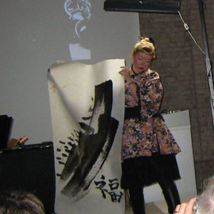 Auftritt SAKURA KLUB in den Staatlichen Kunstsammlungen Dresden, japanische Kalligrafie live