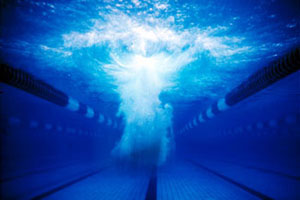 Mono-Flossenschwimmer unter Wasser
